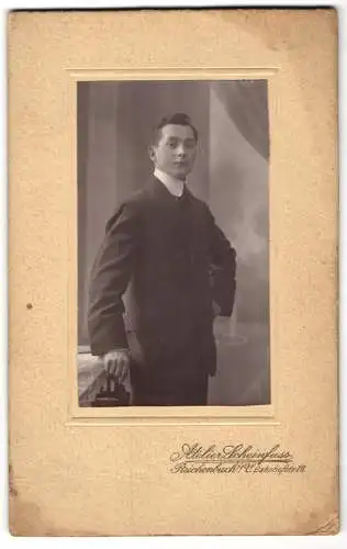 Fotografie Atelier Scheinfuss, Reichenbach i. V., Bahnhofstr. 16, Jugendlicher im Anzug mit der Hand auf der Hüfte