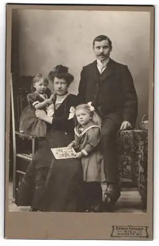 Fotografie Bernh. Krause, Kiel, Ringstr. 83, Eltern mit zwei niedlichen Töchtern