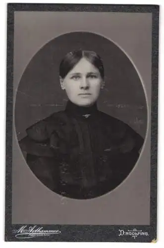 Fotografie M. Axthammer, Dingolfing, Junge Frau in hochgeschlossenem schwarzen Kleid im Portrait