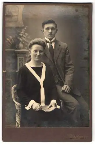 Fotografie Fotograf & Ort unbekannt, Junges bürgerliches Ehepaar