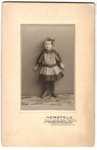 Fotografie Herzfeld, Charlottenburg, Wilmersdorferstr. 56, Niedliches kleines Mädchen in kariertem Kleid und Halskette