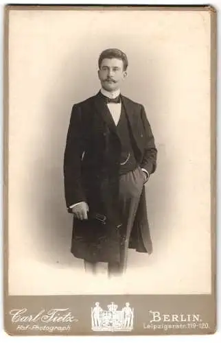 Fotografie Carl Tietz, Berlin, Leipzigerstr. 119, Eleganter junger Mann mit der Hand in der Hosentasche