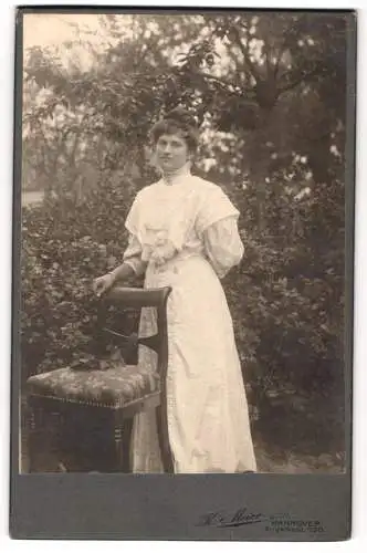 Fotografie K. Meier, Hannover, Engelbstr. 130, Elegante Dame in weissem Kleid im Garten