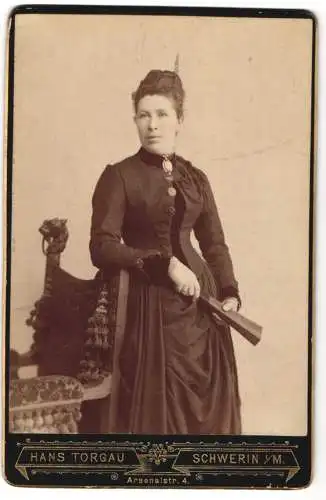 Fotografie Hans Torgau, Schwerin i. M., Arsenalstr. 4, Dame in tailliertem Kleid mit Fächer in der Hand