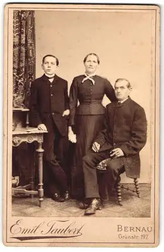 Fotografie Emil Taubert, Bernau, Grünstrasse 197, Dame in tailliertem Kleid nebst Ehemann und Sohn