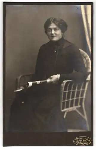 Fotografie Th. Scheller, Wittingen, Bürgerliche Dame mit Zeitung in der Hand