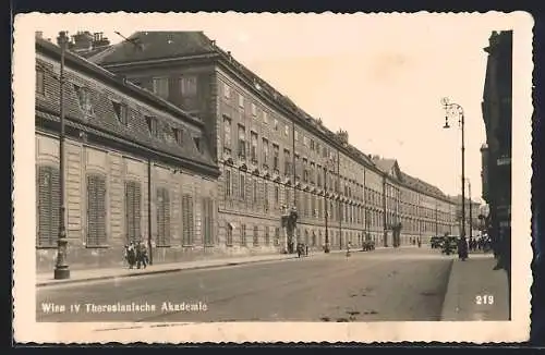 AK Wien, Passanten vor der Theresianischen Akademie
