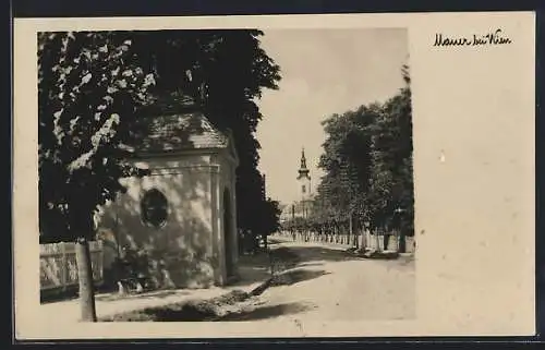 AK Wien, Mauer, Strassenpartie mit Blick auf die Kirche