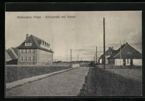 AK Mehlauken /Ostpr., Schulstrasse mit Schule