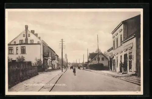 AK Mehlauken /Ostpr., Dorfstrasse mit Passanten