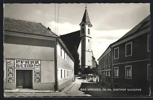 AK Bad Kreuzen, Gassenansicht mit Gasthof Schiefer und Kirche