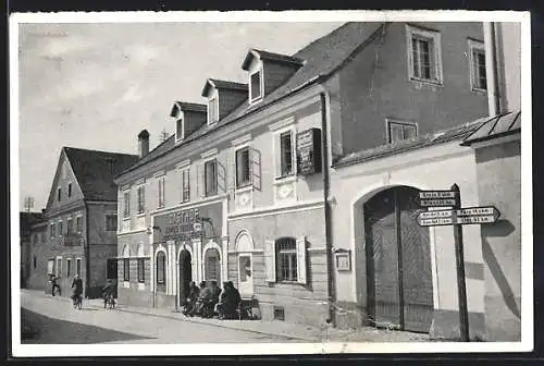 AK Saxen /Mühlviertel, Strassenpartie, Gasthof mit Leuten am Eingang