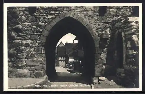 AK Arnstadt i. Thür., Strassenpartie durchs Neutor gesehen