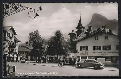 AK Oberammergau, Dorfpartie mit Geschäften und Kofel