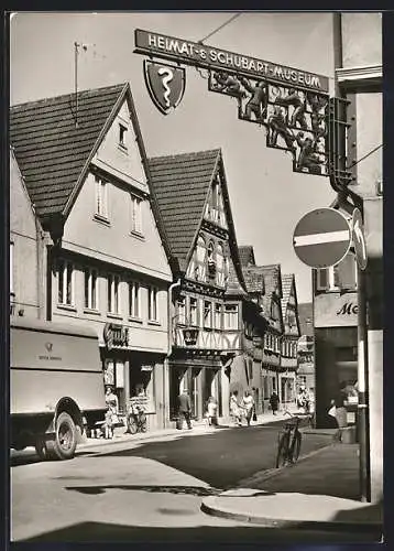 AK Aalen /Württ., Hirschgasse mit Wegweiser zum Heimat- & Schubart-Museum, Postauto