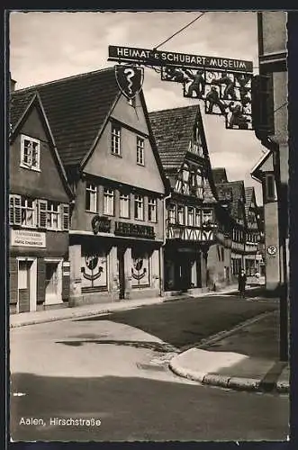 AK Aalen /Württ., Strassenpartie mit Museums-Wegweiser und Geschäften