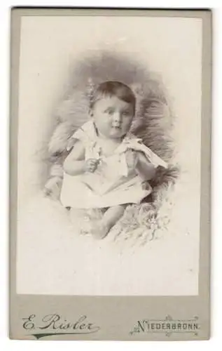 Fotografie E. Risler, Niederbronn i. Elsass, Avenue Herrenberg, Niedliches Kleinkind mit geballten Fäusten