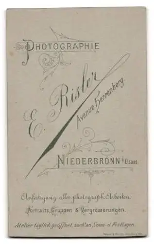 Fotografie E. Risler, Niederbronn i. Elsass, Avenue Herrenberg, Niedliches Kleinkind mit geballten Fäusten