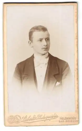 Fotografie Liebert, Holzminden, Karl-Str. 19, Bürgerlicher mit kurzen Haaren und Fliege