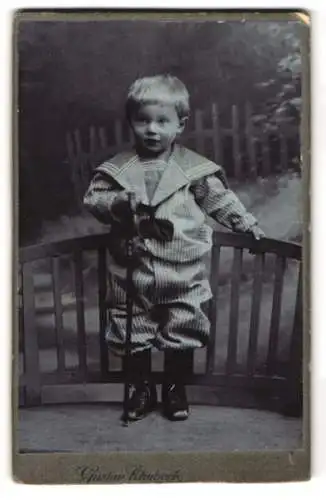 Fotografie Gustav Schubert, Wien, Breitenseerstrasse 22, Süsser kleiner Junge in gestreiftem Matrosenanzug