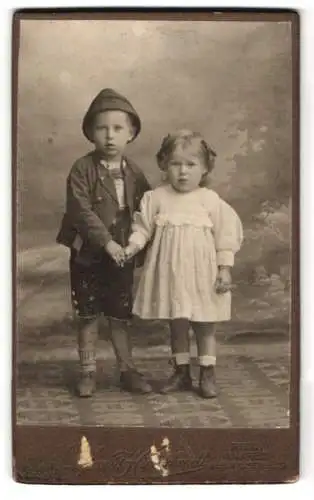 Fotografie Arnold Hirnschrodt, Ried im Innkreis, Niedliches Geschwisterpaar hält sich an den Händen
