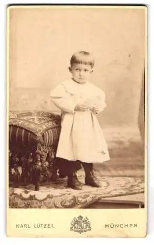 Fotografie Karl Lützel, München, Dachauerstrasse 19, Süsses Kind in weissem Kleid und Lederstiefeln