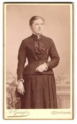 Fotografie A. Gaugler, Stuttgart, Calwerstrasse 58, Junge Dame in tailliertem Kleid mit hochgeschlossenem Kragen