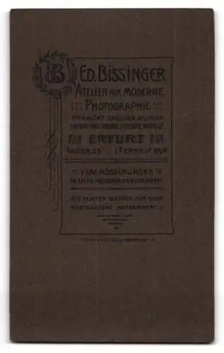 Fotografie E. Bissinger, Erfurt, Anger 25, Niedliches Kind in besticktem Kleid auf Stuhl stehend