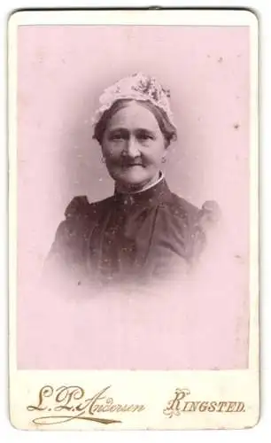 Fotografie L. P. Andersen, Ringsted, Ältere Dame in weisser Haube und hochgeschlossenem Kleid