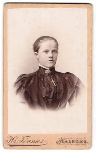 Fotografie H. Tönnies, Aalborg, Jugendliche in hochgeschlossenem Kleid mit Kreuzhalskette