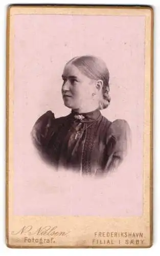 Fotografie N. Nielsen, Frederikshavn, Elegante junge Dame im Halbprofil