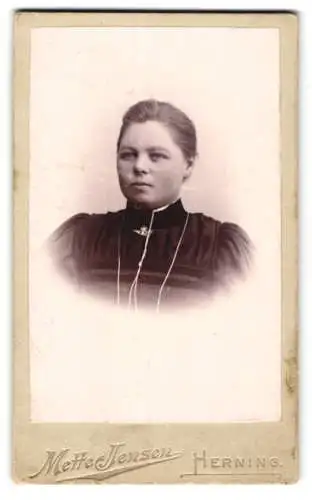 Fotografie Mette Jensen, Herning, Junge Dame in hochgeschlossenem Kleid mit Halskette