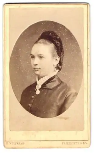Fotografie E. Wolfkamp, Friedeberg N. M., Fürsten-Strasse 119, Jugendliche mit Haarnetz und Gemme im Portrait