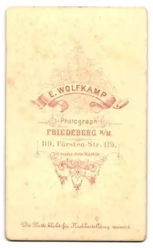 Fotografie E. Wolfkamp, Friedeberg N. M., Fürsten-Strasse 119, Jugendliche mit Haarnetz und Gemme im Portrait