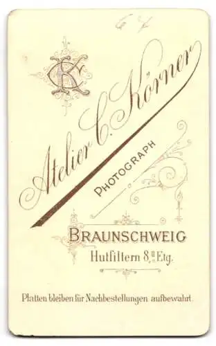 Fotografie Atelier C. Körner, Braunschweig, Hutfiltern 8, Eleganter junger Mann mit Schnauzbart