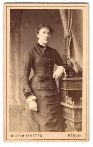Fotografie Wilhelm Kersten, Berlin, Krausen-Str. 40, Elegante Dame in tailliertem Kleid mit Fächer in der Hand