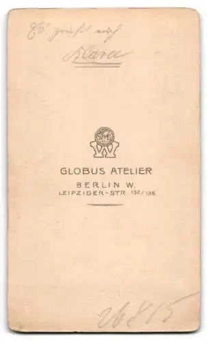 Fotografie Globus Atelier, Berlin, Leipziger Str. 132, Elegante Dame in gestreiftem Kleid mit Schleifen