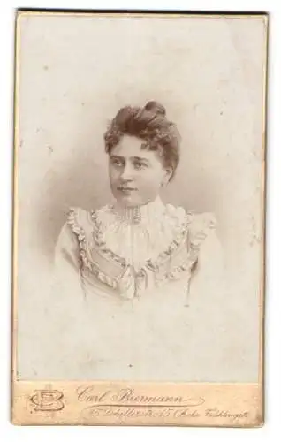 Fotografie Carl Biermann, Bremen, Schillerstr. 15, Elegante junge Frau in hochgeschlossenem Kleid mit Rüschendekor