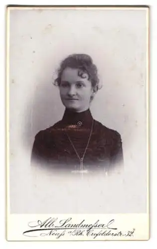 Fotografie Alb. Landmesser, Neuss a. Rh., Crefelderstr. 32, Junge Dame in dunklem hochgeschlossenen Kleid