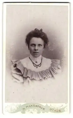 Fotografie H. Pickenpack, Stade, Hökerstr., Elegante Dame mit Haarschleife und Halskette