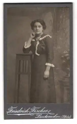 Fotografie Friedrich Fischer, Lauterecken /Pfalz, Junge Dame in dunklem Kleid mit weissen Rüschen, stehend