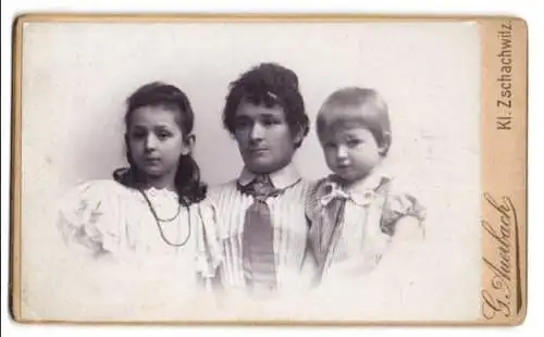 Fotografie G. Auerbach, Kl. Zschachwitz, Hosterwitzer Str., Mutter mit Tochter und Sohn