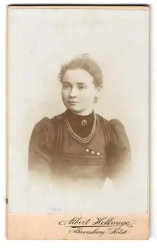 Fotografie Albert Hellwage, Ahrensburg i. Holst., Jugendliche in hochgeschlossenem Kleid mit Perlenkette
