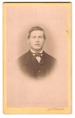 Fotografie J. H. Pohlnisch, Krems, Schmid Gasse 349, Bürgerlicher mit Fliege im Portrait