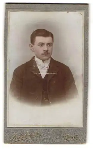 Fotografie J. Pietschmann, Wien, Ottakringerstrasse 104, Junger Mann in Anzug und weisser Krawatte