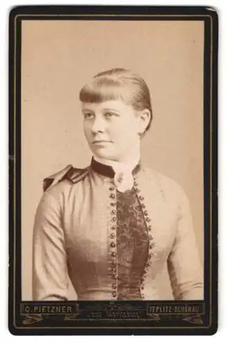 Fotografie C. Pietzner, Teplitz-Schönau, Zur Moritzburg, Junge Dame in tailliertem Kleid mit gemme