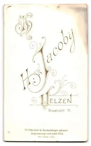 Fotografie H. Jacoby, Uelzen, Rosenstr. 11, Süsses Kleinkind auf Schaffell sitzend