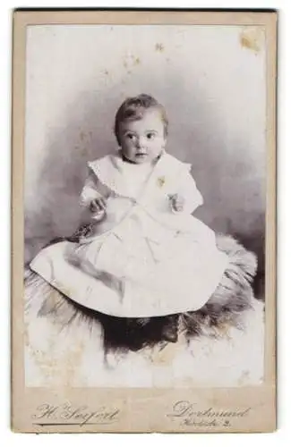 Fotografie H. Seifert, Dortmund, Heroldstr. 2, Süsses Kleinkind in weissem Kleid mit Kragen