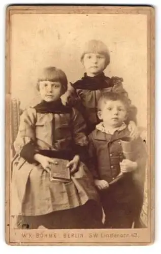 Fotografie W. K. Böhme, Berlin, Lindenstr. 43, Zwei Schwestern mit ihrem kleinen Bruder