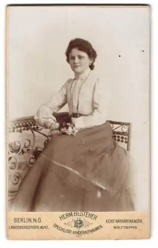 Fotografie Hermann Besteher, Berlin, Landsbergerstr. 46, Elegante Dame in weisser Bluse mit Blumenstrauss auf dem Schoss